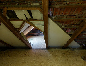 Zateplení stropu rodinného domu pomocí foukané izolace